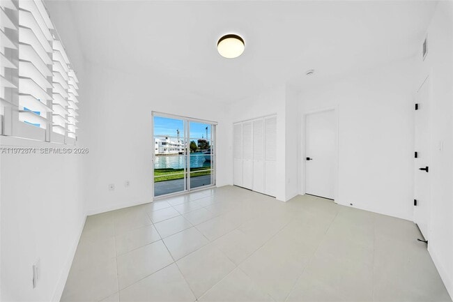 Building Photo - 6905 Bay Dr