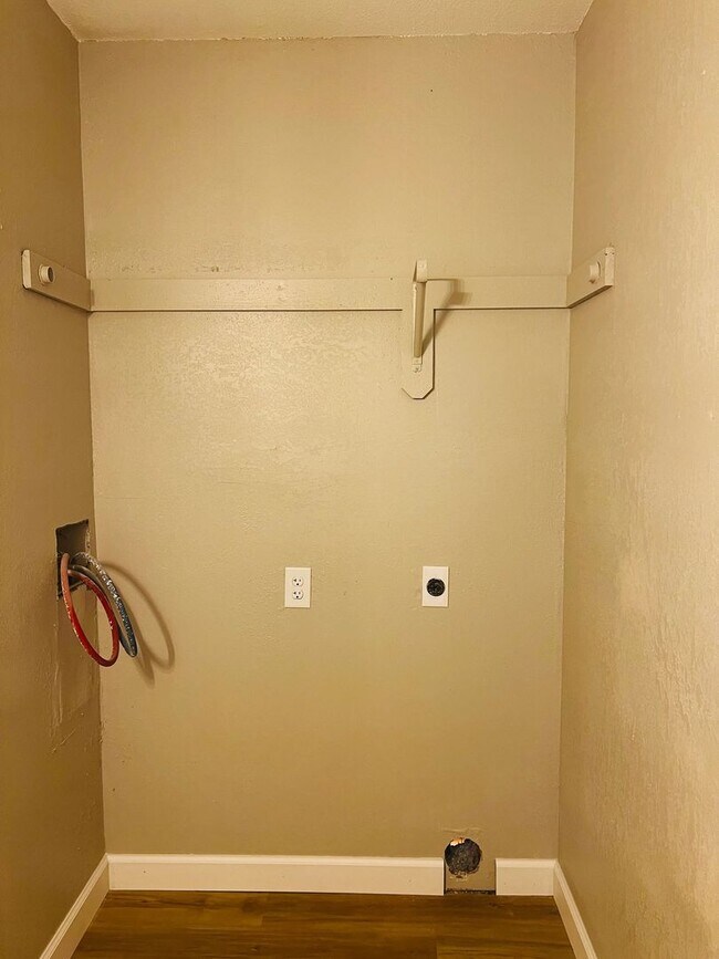 Building Photo - Available Now – Updated 3 Bedroom Tri-Plex...