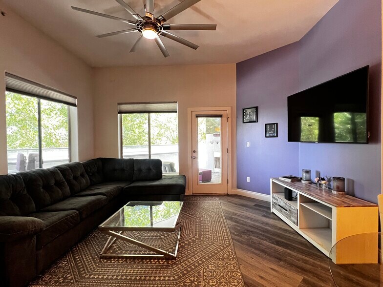 Building Photo - 945 E Playa del Norte Dr