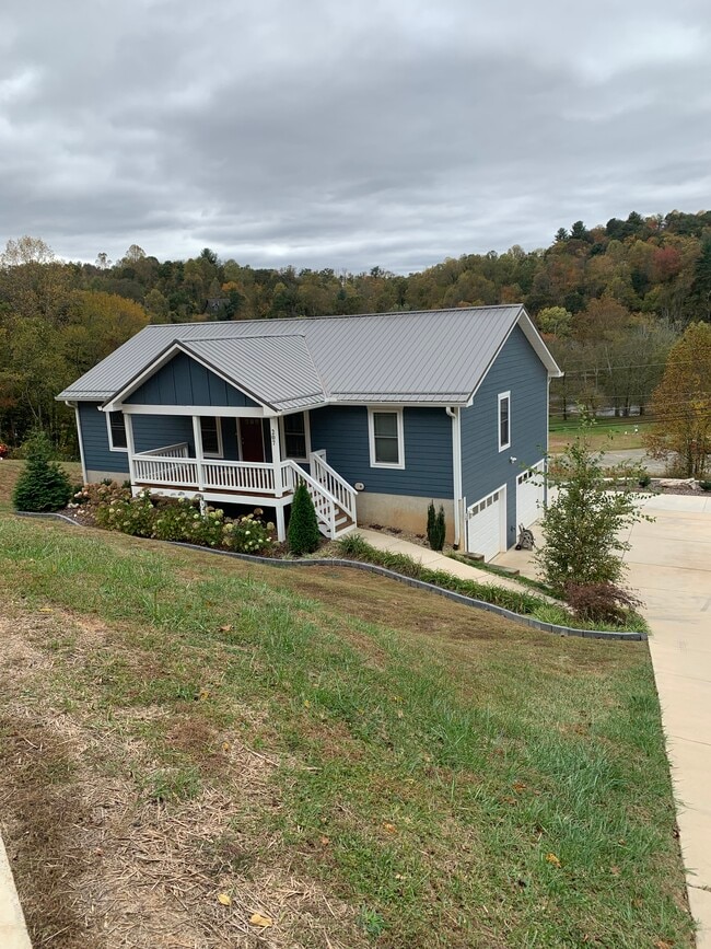 Building Photo - 207 Riverside View Dr