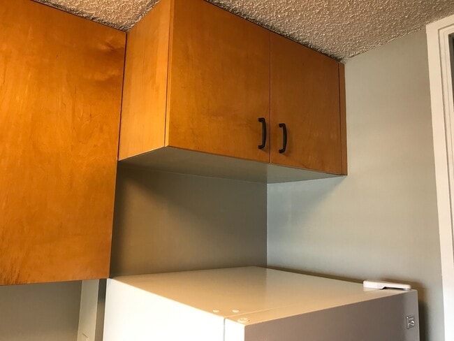 Building Photo - Westview Plaza - 1 bdrm, 1 bath, 1 covered...