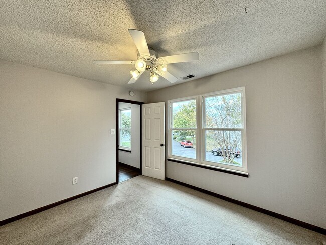 Building Photo - Ready NOW! A 4/2.5 in Glenwood! A Pet Frie...