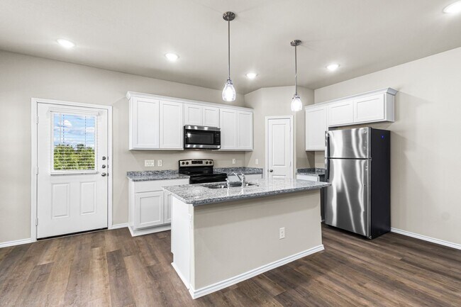 Building Photo - 123 Sai Mnr