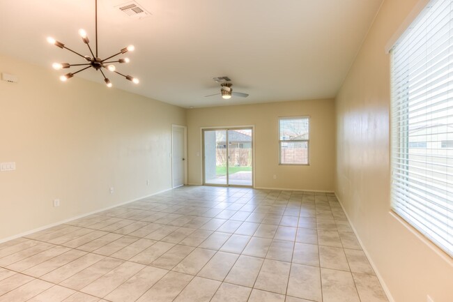 Building Photo - Beautiful 3 Bedroom 2 Bath Available Now i...