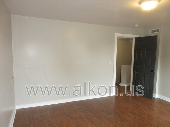 Building Photo - 620 Loretta St