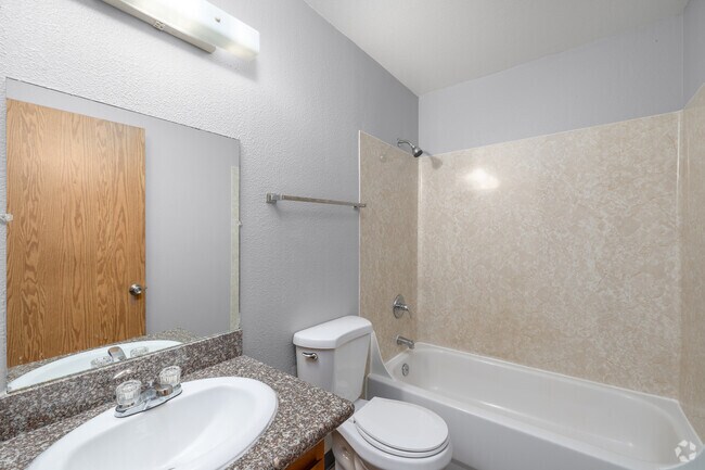 1BR, 1BA - 600SF - Country Square Apartments