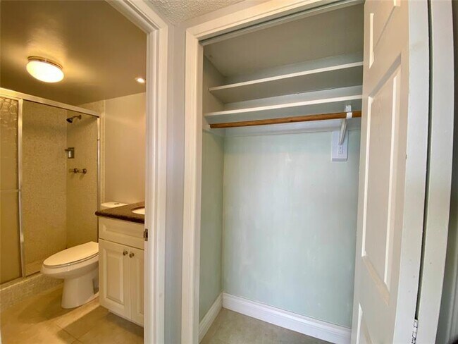 Building Photo - 3000 N Palm Aire Dr