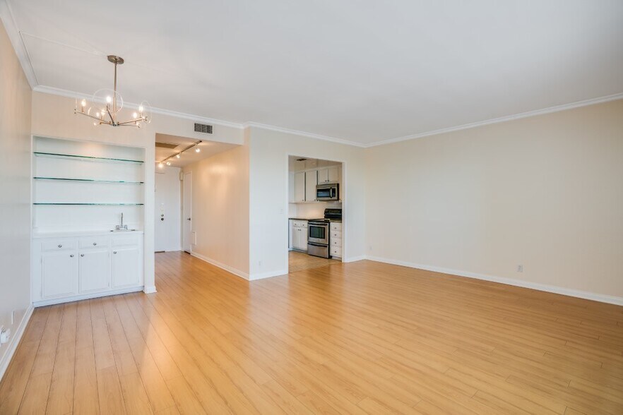 Building Photo - 321 S San Vicente Blvd