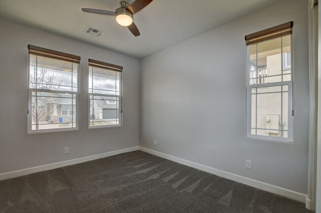 Building Photo - Well Appointed Home for Rent in Astoria!