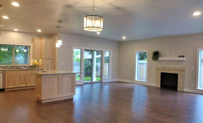 Building Photo - 3 Bed / 2 Bath Two-Story Home with 2-Car Garage & A/C