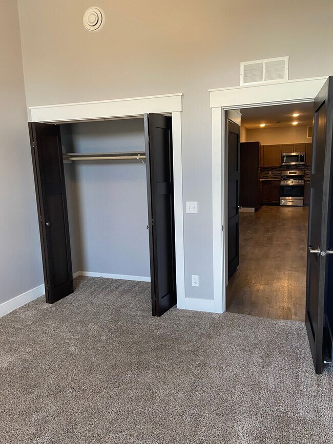 Building Photo - 122 S Main St