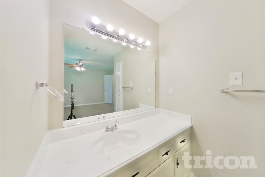 Building Photo - 13307 Venice Cir