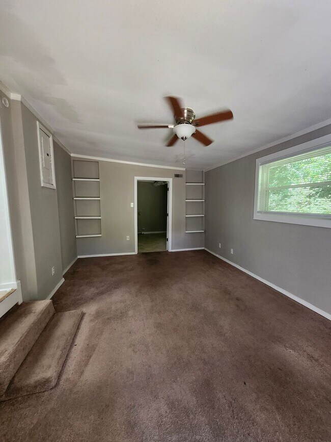 Building Photo - 3 bedroom 2 bath home with Den in Convenient Location