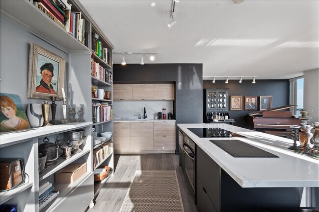 Building Photo - 5701 N Sheridan Rd