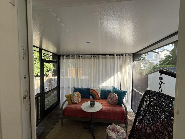 Building Photo - Secluced 800 Sq Ft 1-Bed Gem in Nashville’...
