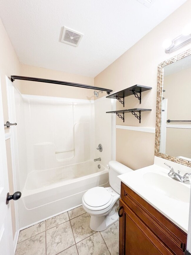 Building Photo - 2 Bedroom 1.5 Bathroom Townhome