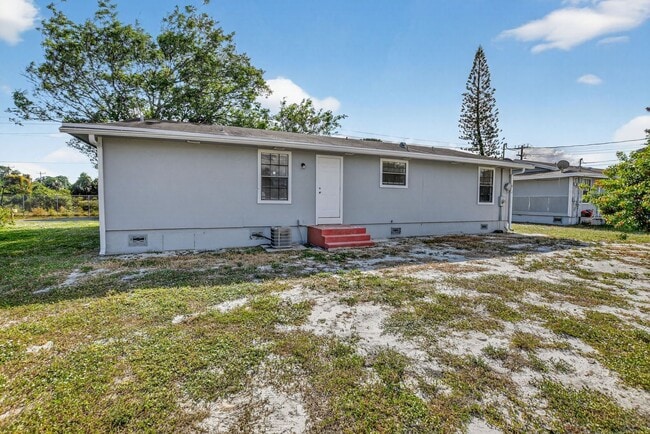 Building Photo - Beautiful 3/2 Available in the Heart of Boynton