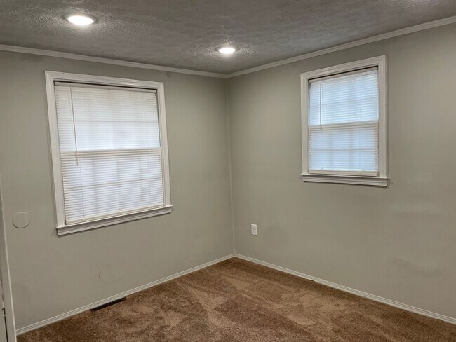 Building Photo - 3 BED, 1 BATH BRICK HOME LOCATED IN TROY