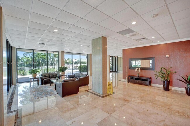Building Photo - 400 Kings Point Dr