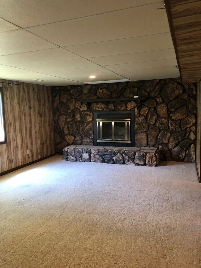 Building Photo - Large 4 bedroom 2 bath home right off of West Center