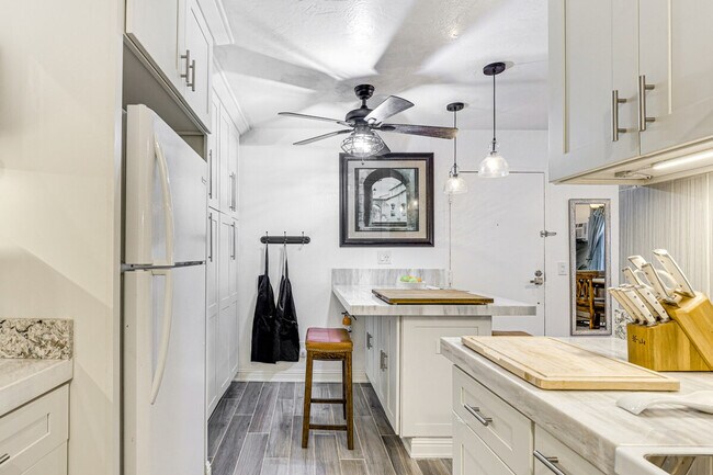 Building Photo - 265 Loma Alta Dr