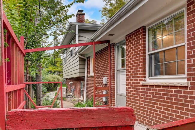 Building Photo - 1326 Meadow Ln