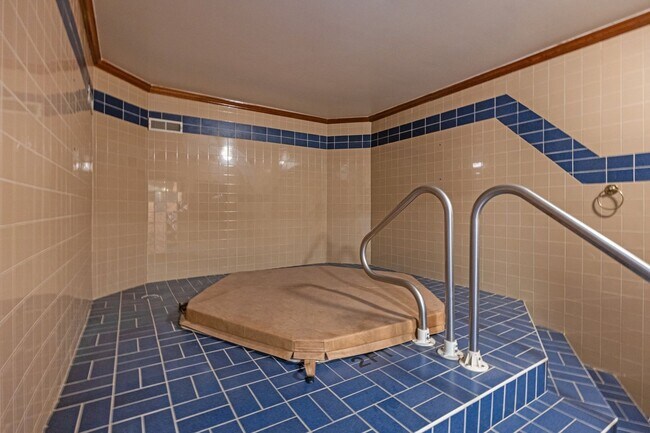 Building Photo - Available 9/1. Awesome 1 BR/1.5 BA Apartme...