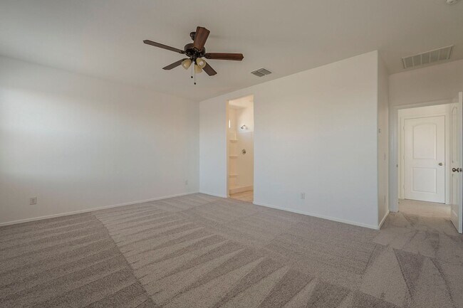 Building Photo - Gorgeous 4 Bed / 2 Bath Home – Move-In Rea...