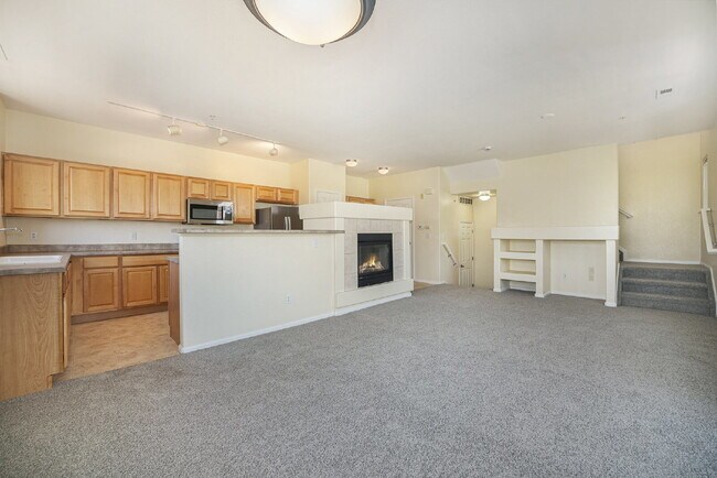 Building Photo - 2BR/2BA Condo with Garage! Available NOW!