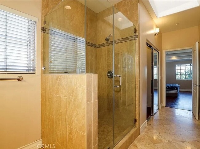 Building Photo - 5 Bedroom & 5.5 Bathroom