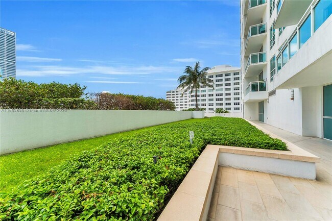 Building Photo - 950 Brickell Bay Dr