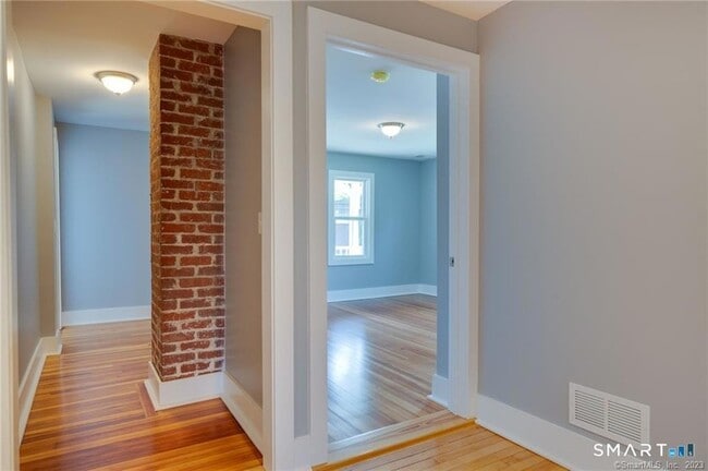 Building Photo - 157 River Rd