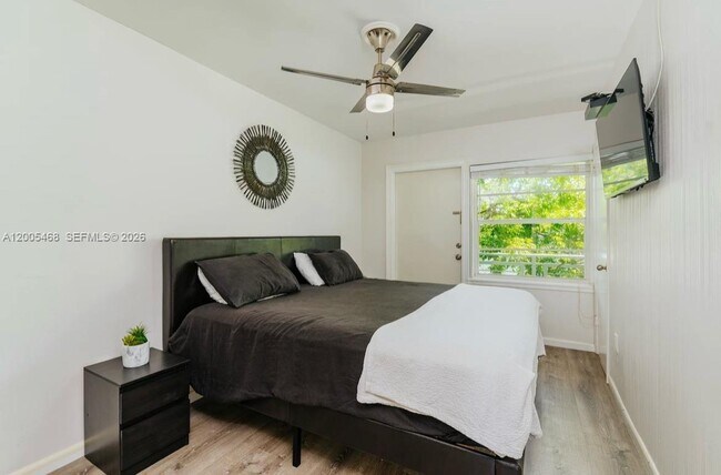 Building Photo - 6865 Bay Dr