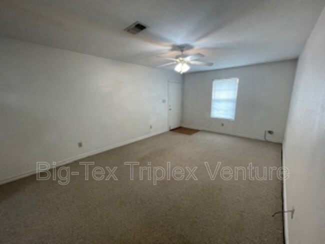 Building Photo - 262 N Pecan St