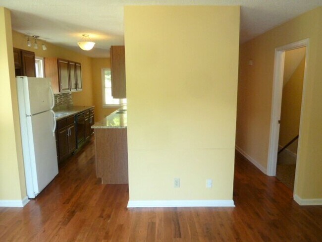 Building Photo - Inviting, updated 4br 3.5ba duplex w/ park...