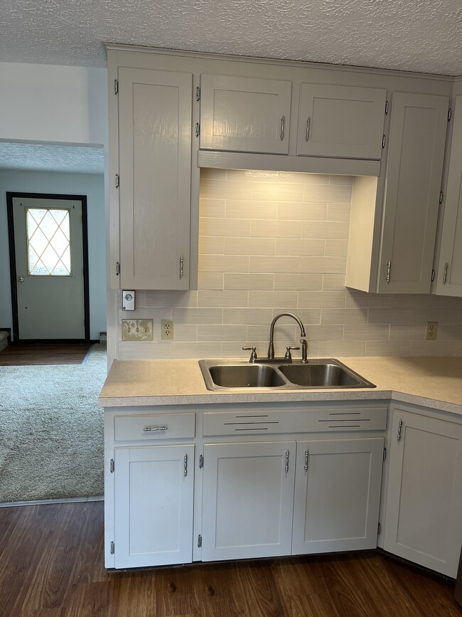 Building Photo - 224 Lindale Ave