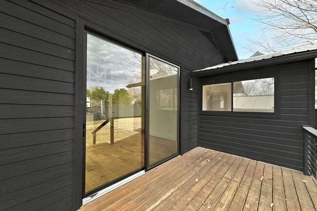 Building Photo - 919 Walter St