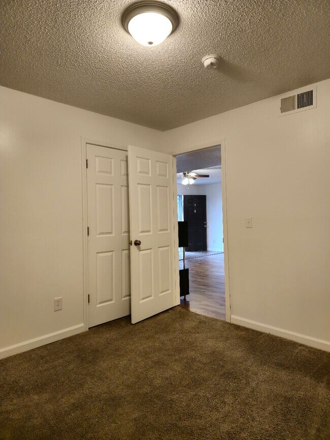 Building Photo - Gorgeous 4 bed 2 bath unit available soon!