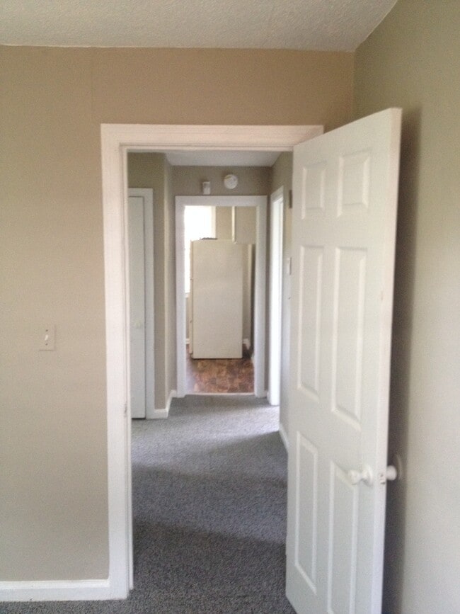 Building Photo - **AVAILABLE NOW**2 bedroom / 1 bathroom Ho...