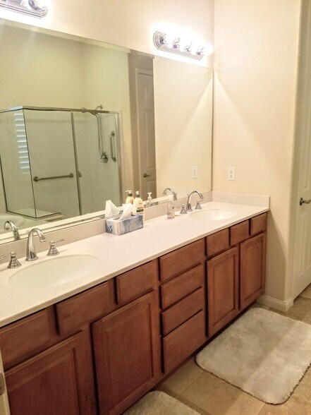 Master bath vanity - 40296 Calle Ebano