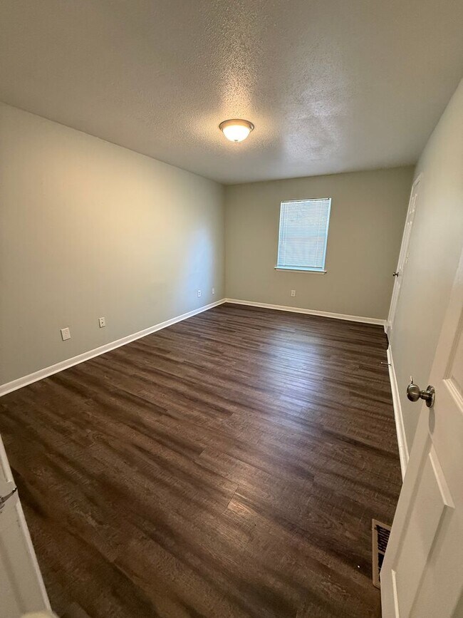 Building Photo - Cozy 2 bedroom Townhouse Close to Downton