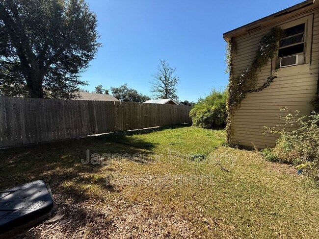 Building Photo - 417 W Logan St