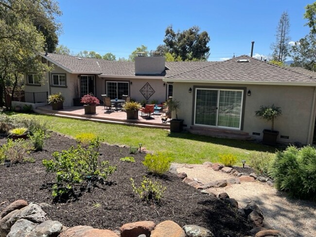 Building Photo - Gorgeous updated single level home in S.Wa...