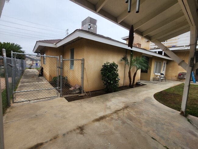 Building Photo - 678 W Henderson Ave