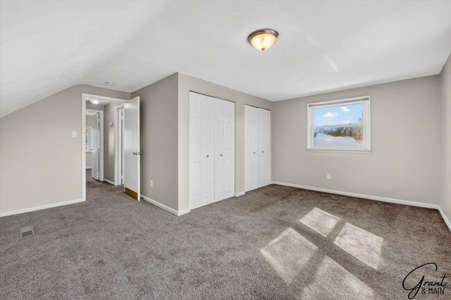 Building Photo - $1450 4 Bedrooms