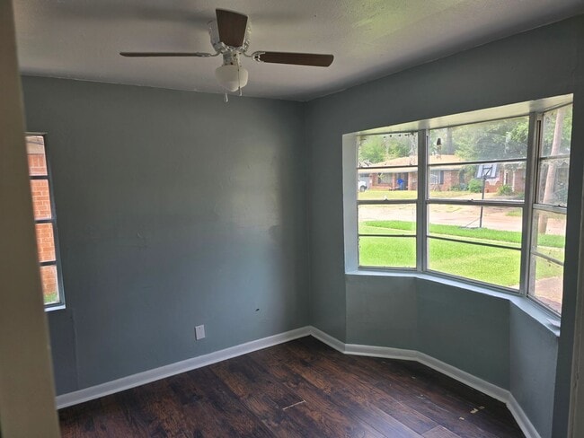 Building Photo - Spacious 4 bedroom/1 bath home with Centra...