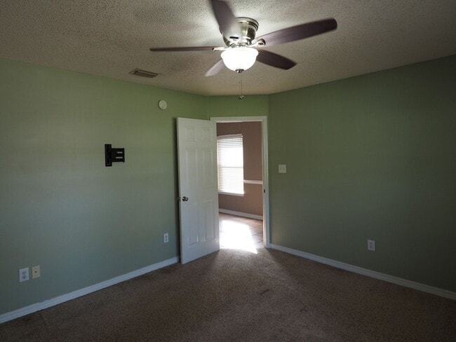 Building Photo - Gulf Shores Cottage close to park and schools!