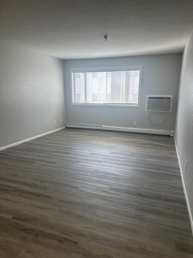 Building Photo - Spacious first floor one bedroom with mode...