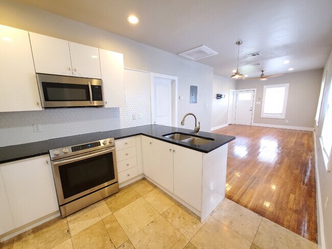 Building Photo - Modern 2-Bed / 2-Bath in Dignowity Hill with Off-Street Parking