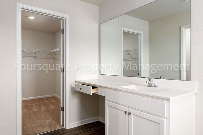 Building Photo - Spacious 3-Bed Home with Loft, Modern Kitc...